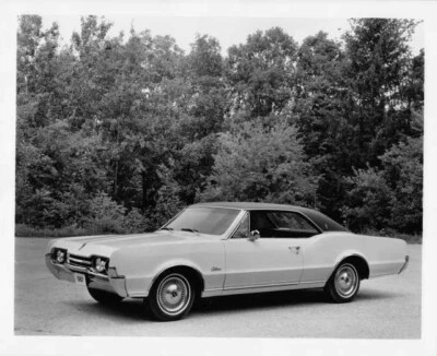 1967 Oldsmobile Cutlass Supreme Holiday Coupe Press Photo and Release 0117 - Image 1 of 2