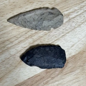 2 authentische indianische Feuersteinspitzen - Hornstein & schwarze Klinge Werkzeuge archaisch AZ - Bild 1 von 11