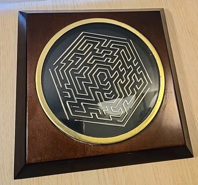 Hermoso cubo de madera maciza de latón negro y negro moderno de mediados de siglo laberinto plano MCM Foto 1 de 4