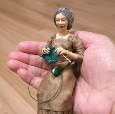 1:12 卓越工匠手工雕刻女士针织娃娃艺术家 S. Mehreen 签名 — 第 1/4 张图片