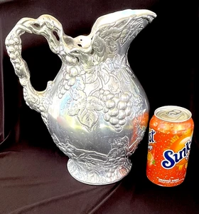 "Jarra de aluminio Arthur Court 1996 10"" hoja de uva mango de vid usada en excelente estado" - Imagen 1 de 7