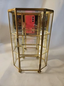 Estuche hexagonal vintage de vidrio y latón para baratija de 6 lados con patas de curiosidades gabinete de 3 estantes - Imagen 1 de 9