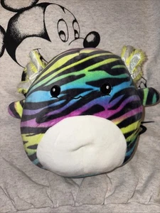 Peluche arcobaleno Axolotl Mystery Squad 8" Squishmallow multicolore righe zebrate - Foto 1 di 3