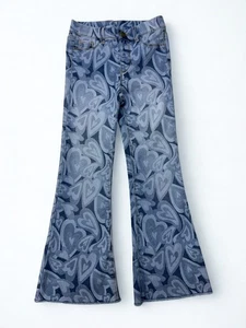Pantalones de mezclilla elásticos acampanados con estampado de corazón para niñas | Bolsillos delanteros de imitación | Suaves - Imagen 1 de 6