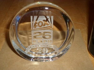 Fox Communication Co. [FRESNO, CALIF.- CHANNEL 26 KMPH] Glas Briefbeschwerer, neuwertig. - Bild 1 von 10