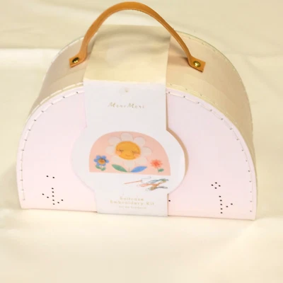 Kit Maleta Bordada Flor Meri Nuevo con Etiquetas 10 x 7 x 4.125 pulgadas Foto 1 de 4