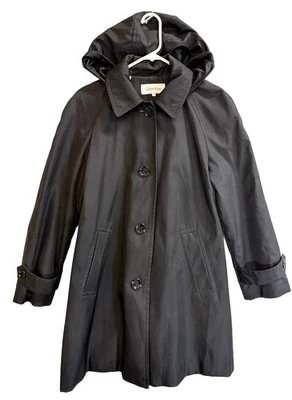 Gabardina para mujer Calvin Klein pequeña negra con botones delanteros con capucha manga raglán Foto 1 de 4