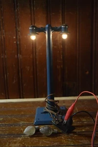 O GAUGE TRAIN DOUBLE STREET LAMP PRESSED STEEL METAL MODEL BLUE 3 WIRE TESTED - Picture 1 of 16
