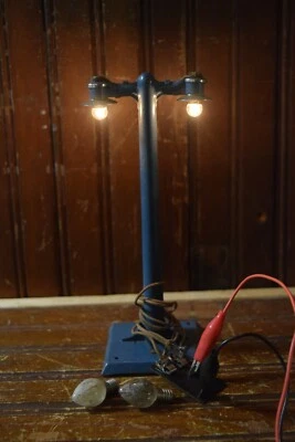 O GAUGE TRAIN DOUBLE STREET LAMP PRESSED STEEL METAL MODEL BLUE 3 WIRE TESTED - Image 1 of 4