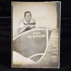 Foto istantanea vintage anni 50 uomo bello barca nautica ritaglio divertimento strano kitsch - Foto 1 di 5