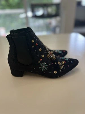 Betsy Johnson 黑色人造麂皮靴,珠宝,美国尺码 7.5 — 第 1/4 张图片
