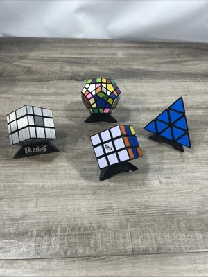 Lote de 5 Cubos de Rubik Plateados, Triangulares, Regulares, 12 Caras Con Soportes Foto 1 de 4
