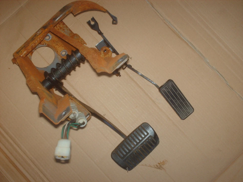 Conjunto de pedal de acelerador de freno Subaru XT 6 XT6 transmisión automática 88 89 90 91 usado Foto 1 de 1