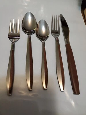 Juego de cubiertos de madera e acero inoxidable. Ajuste de 4 lugares con 4 cucharaditas adicionales... Foto 1 de 4