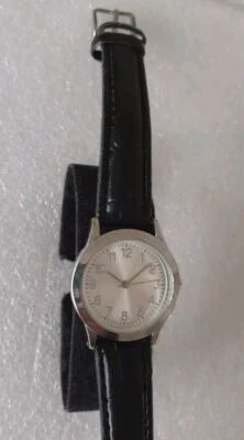 Reloj de cuarzo para dama fácil de leer tono plateado parece sin usar Foto 1 de 4