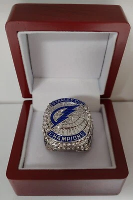 Andrei Vasilevskiy- 2021 Tampa Bay Lightning Stanley Cup Ring con caja de exhibición de madera Foto 1 de 4