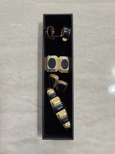 Vintage Monet 7-teiliges Schmuckset Ohrringe Brosche Anstecknadel Manschettenknöpfe goldfarben schwarz Napier - Bild 1 von 14