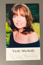 Vicki Michelle Autografo Su Foto 10 X 16,5 CM Autografato Firmato