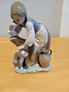 Lladro Porzellan Figur Streicheln & Ausruhen - Mädchen mit Hund GLANZOPTIK - Bild 1 von 4