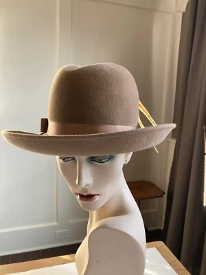 HERMOSO SOMBRERO FEDORA LANA ALA ANCHA BEIGE MR K AÑOS 60 DE COLECCIÓN con PLUMAS Foto 1 de 4