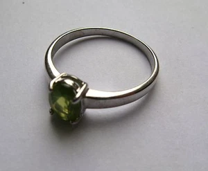 Sterling Silver Oval cut peridot four claw solitaire Ring Size M 1.65g - Picture 1 of 2