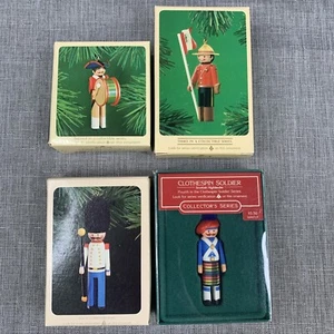 PUNZE WÄSCHEKLAMMER SOLDAT ORNAMENTE ~ 4ER SET MIT BOXEN 1982-1985 - Bild 1 von 6