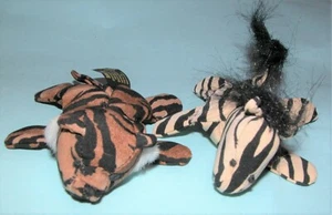 Russ Berrie Safari 2 pc set #1365 NEW tiger & zebra cloth with foot magnets - Imagen 1 de 5