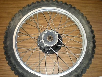 Llanta delantera buje neumático 1981 Suzuki RM465 RM 465 80 81 82   Foto 1 de 4