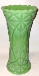 Jarrón vintage de jadeíta corte estrella vidrio 7" verde leche vaso - Imagen 1 de 2