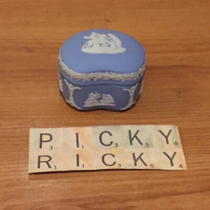 Wedgwood Blue Jasperware Kidney Shaped Trinket Box Made in England Cherubs - Picture 1 of 4