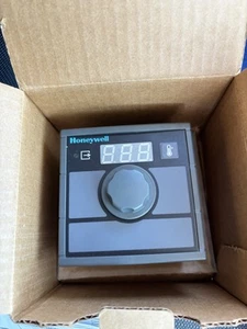Honeywell DC10N-R-00-JC3-00-00-0-0000 PID Temperature Controller - Picture 1 of 5