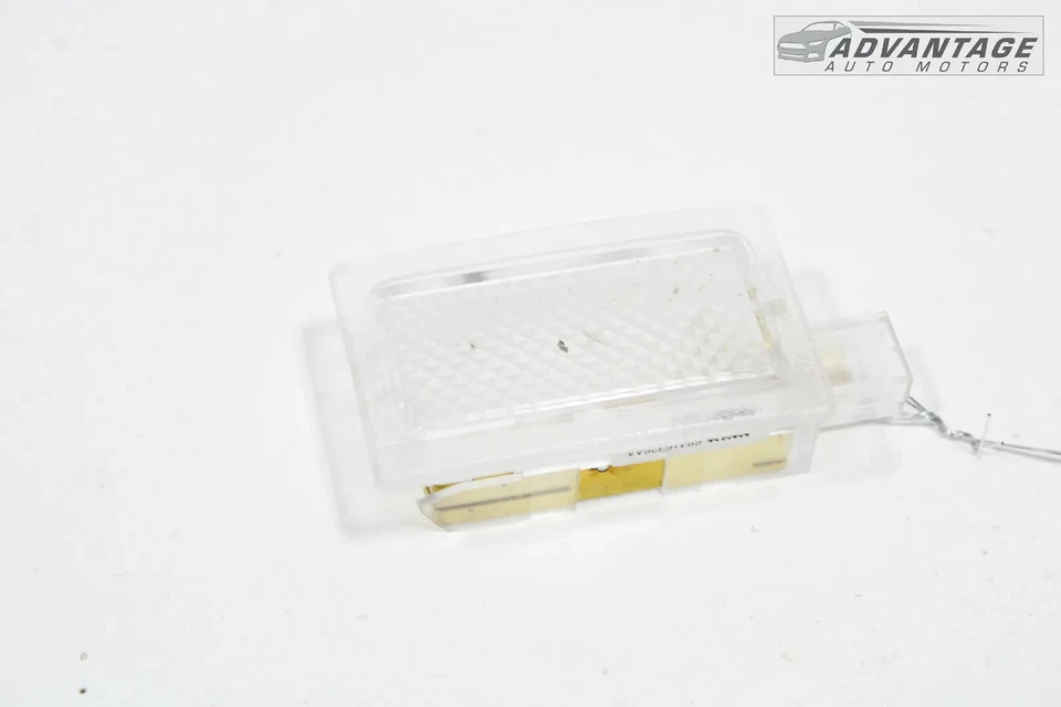 Chrysler 300 2012-2023 puerta trasera izquierda o derecha luz cortesía lámpara OEM Foto 1 de 4