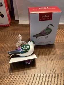2024 Hallmark Keepsake La belleza de los pájaros: adorno de golondrina violeta-verde - Imagen 1 de 9