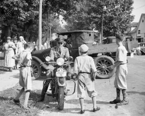 Police Man On Motorcycle & Baseball Boys 8x10 Reprint Of Old Photo - Bild 1 von 1