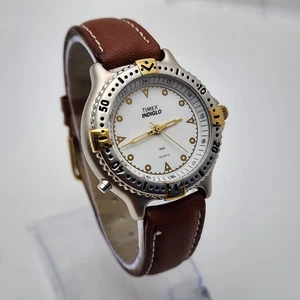 OROLOGIO Vintage Timex Indiglo Classic Analogico WR 30M Marrone/Argento 34mm - Foto 1 di 11