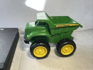 Camión de volteo de juguete de plástico para niños John Deere vehículo agrícola verde amarillo 6”x4”x5” - Imagen 1 de 3