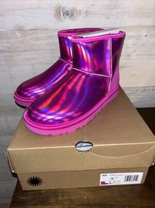 Ugg Donna Classico Mini Iridescente - Dragonfruit - Taglia USA 7 - Nuovo con scatola - Foto 1 di 9