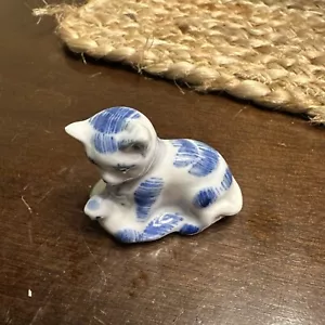 Vintage DELFT Blue Small Miniature Cat Porcelain Figurine - Picture 1 of 10