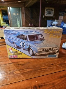Richard Petty 1964 Plymouth Belvedere | 1/25 Scale Assembly Kit | NEW & SEALED - Picture 1 of 1