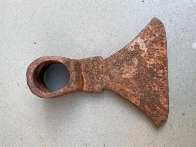 Machado antigo de ferro antigo de 1800 forjado à mão cabeça de machado esculpida finamente - Imagem 1 de 4