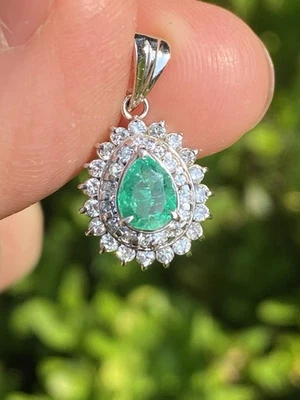 Precioso colgante de platino con diamantes de calidad y esmeralda colombiana verde superior Foto 1 de 4