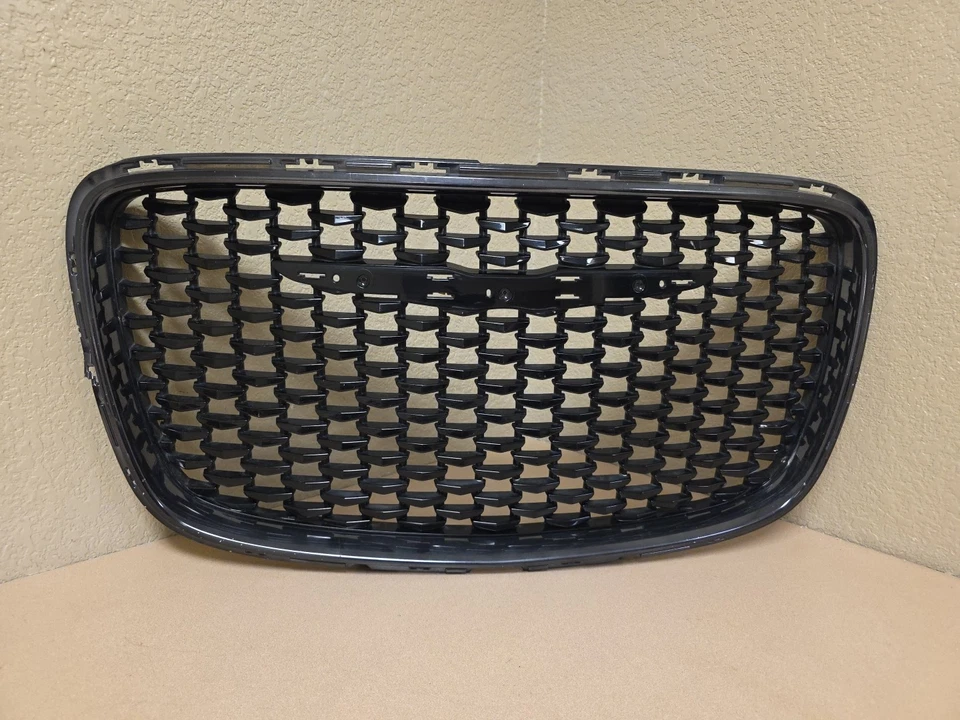 Grelha frontal Chrysler 300 2016-2020 6DF46DX8AB OEM ACABAMENTO PRETO - Imagem 1 de 4