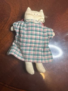 Handgefertigte karierte Stoff Katze Puppe 6" hoch mit rotem Herz Zubehör 46-84 - Bild 1 von 3
