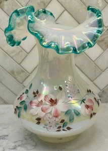 Handbemalte signierte S Bryan Fenton opalisierende Vase - türkisfarbenes Wappen / rosa Blumen - Bild 1 von 3