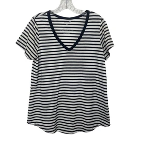 Torrid Vneck Tshirt Womens Size 00 Medium Black White Stripes New Classic Fit - Picture 1 of 7
