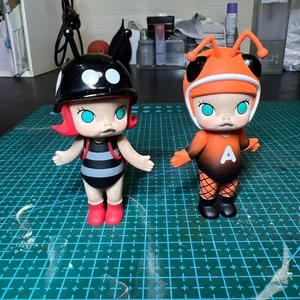 Paquete de 2 figuras de vinilo sentadas Pop Mart Molly Bugs, abiertas y almacenadas en la oscuridad nuevas - Imagen 1 de 4