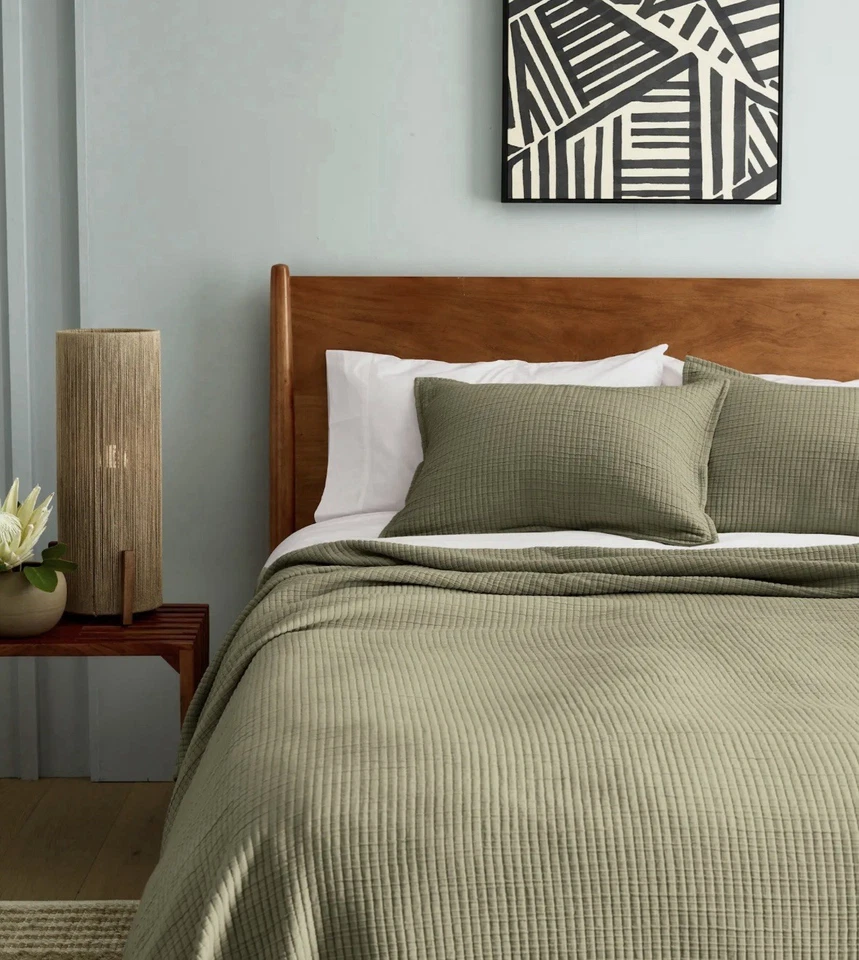 Nuevo sin etiquetas Juego de 2 fundas King de algodón acanalado verde oliva Quince King caja abierta Foto 1 de 4