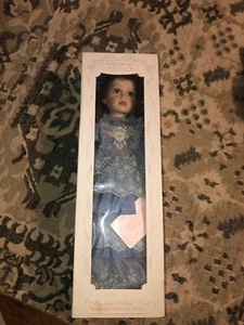 Muñeca de porcelana American Classics Cracker Barrel Collection 24” Monica Ann nueva en caja - Imagen 1 de 12