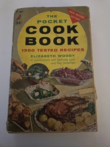 The Pocket Cook Book Elizabeth Woody 1300 Recipes 1955 Edition Vintage Cookbook - Foto 1 di 9