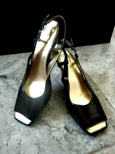 Braune nasse Leder Keilabsatz Schuhe in 8 von Bandolino. Neu mit Defekt. - Bild 1 von 8